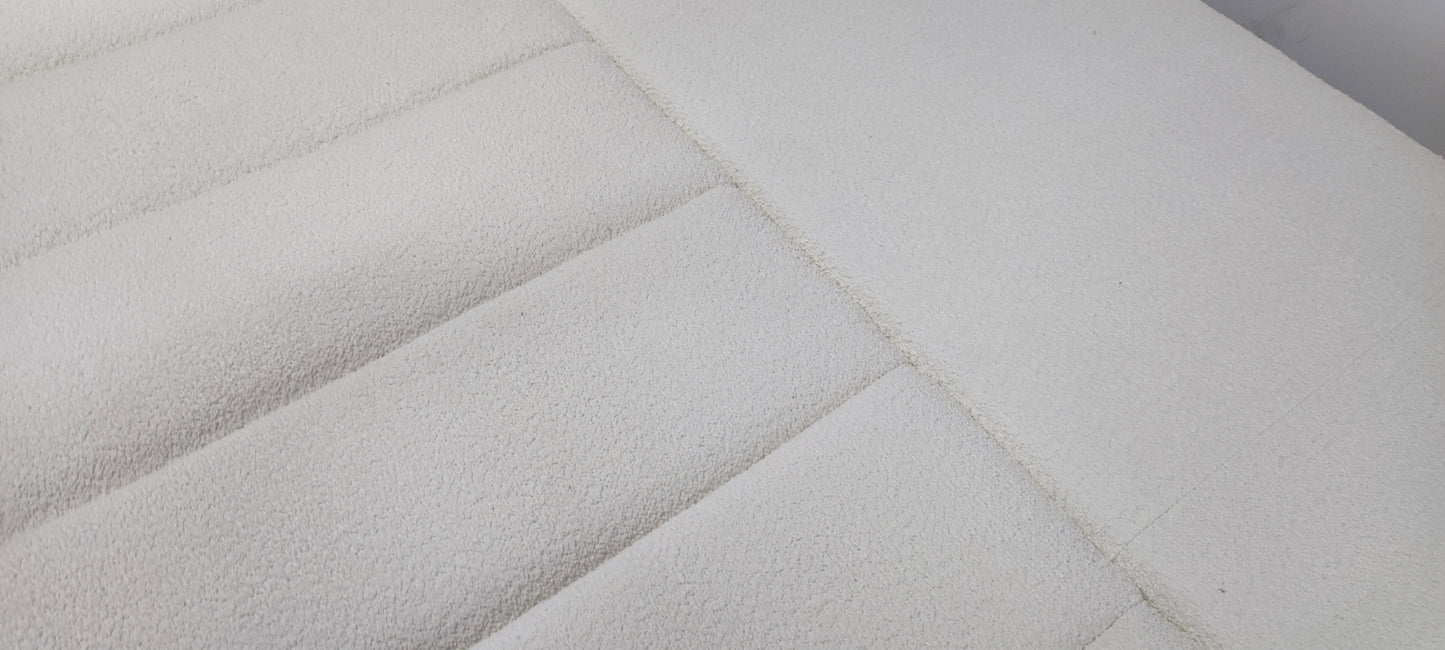 eleganckie przeszycia na nowoczesnej sofie.