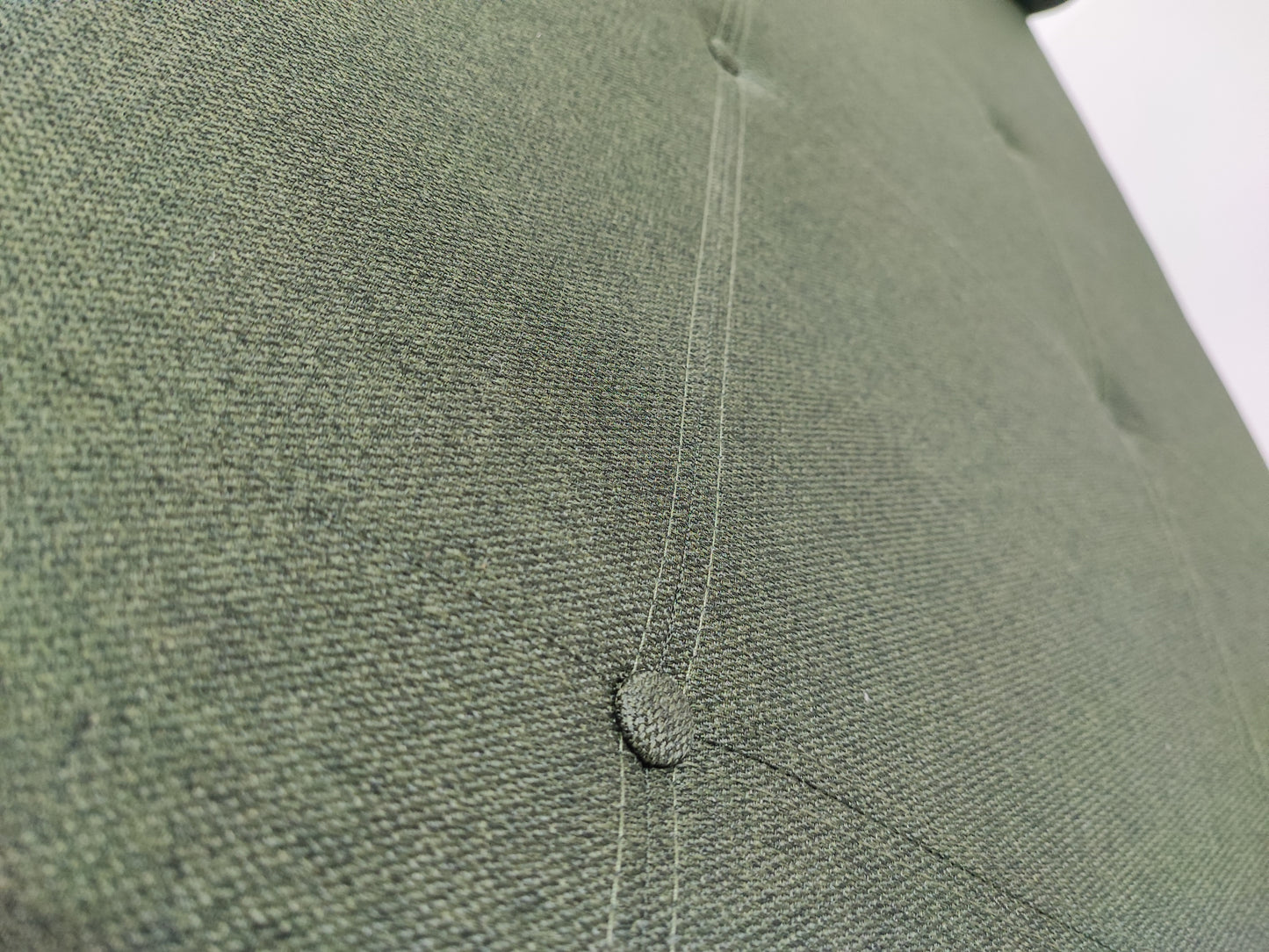 Zdjęcie przedstawiające sposób pikowania łóżka dziennego typu Daybed z wysokimi czarnymi nóżkami.