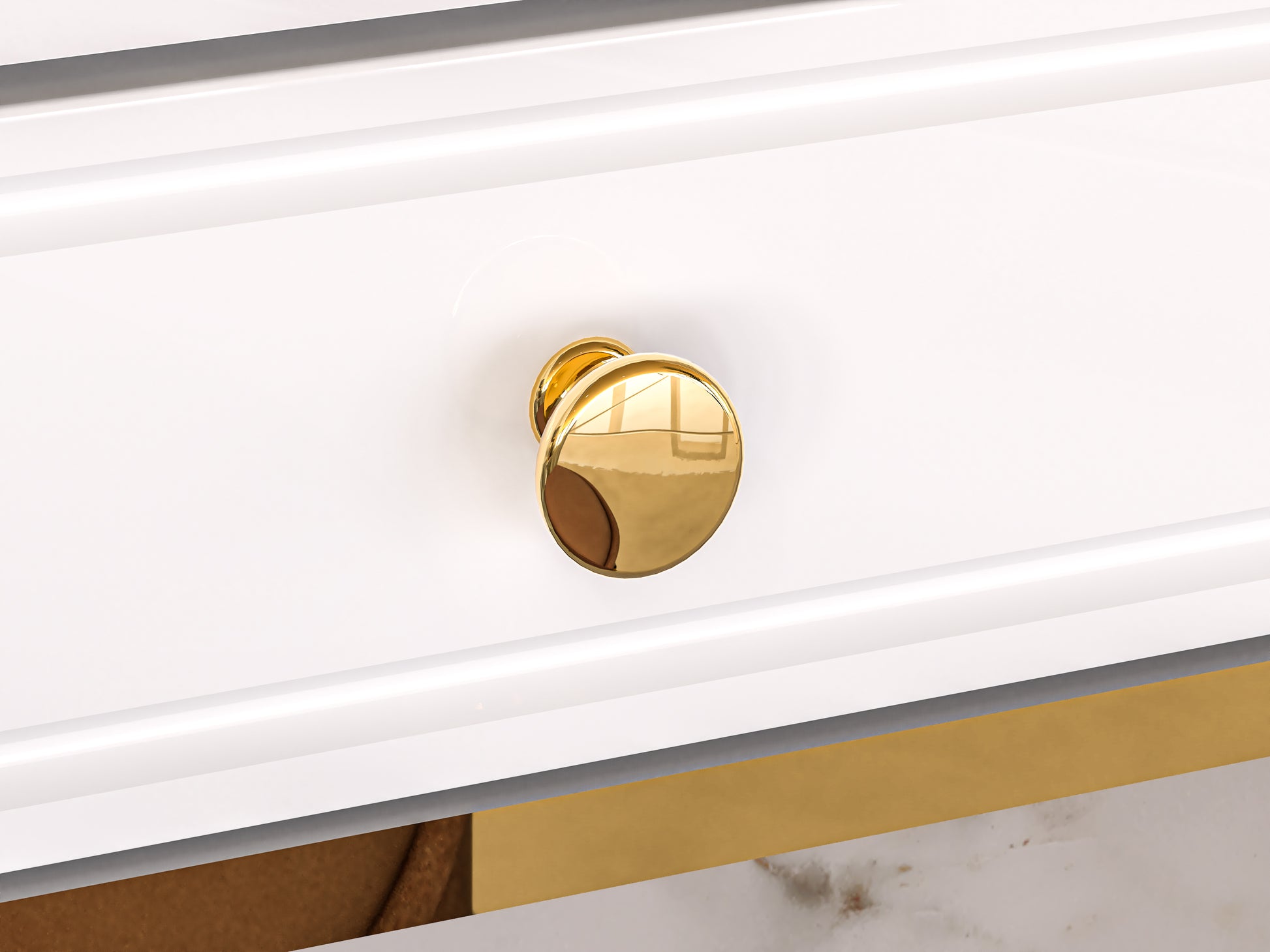 Zdjęcie przedstawiające zbliżenie na błyszczący złoty uchwyt oraz frezowany front szuflady w nowoczesnej toaletce do sypialni Golden