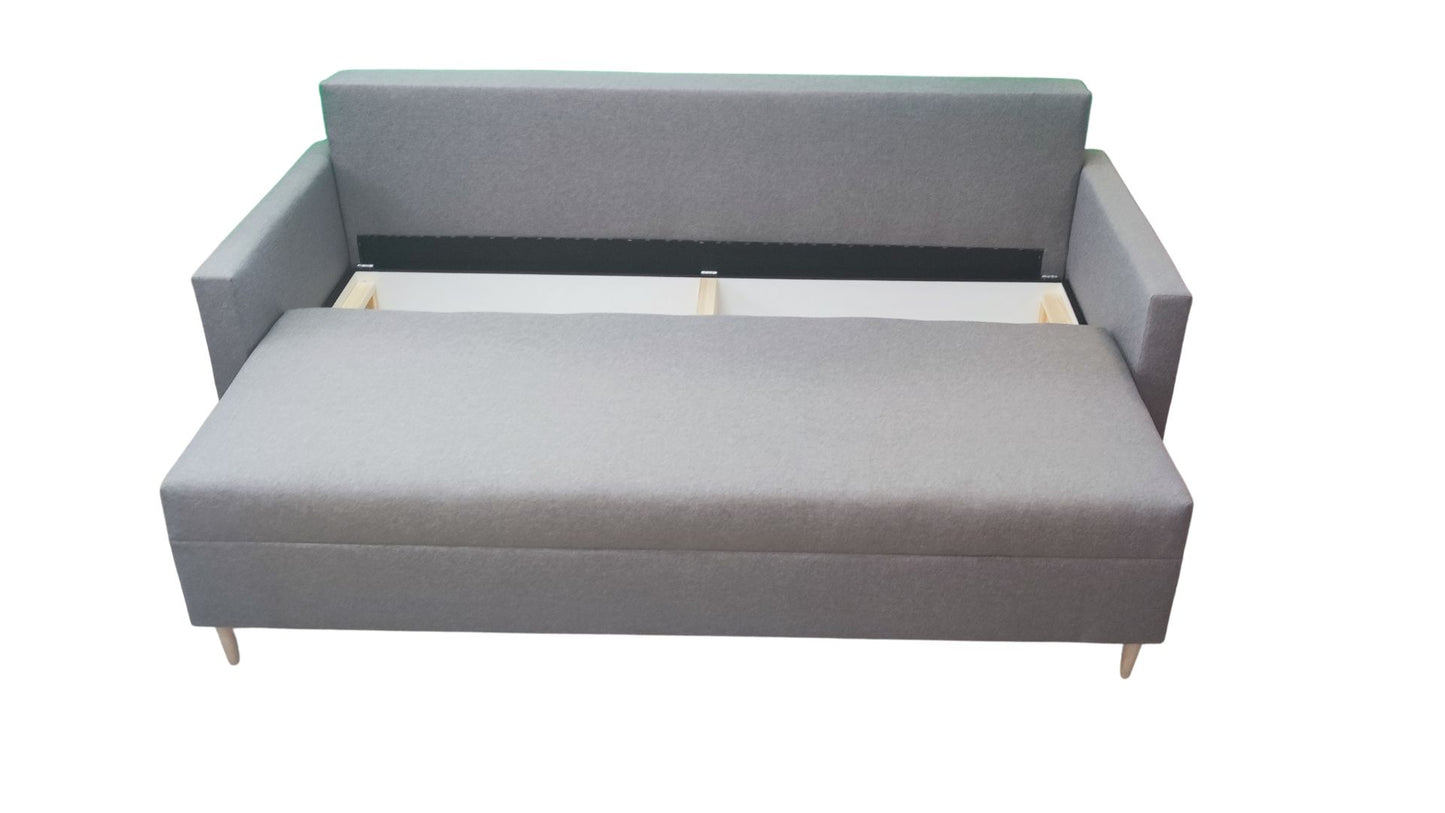 sofa w stylu skandynawskim na drewnianych nogach, posaida bardzo praktyczny pojemnik na po sciel.