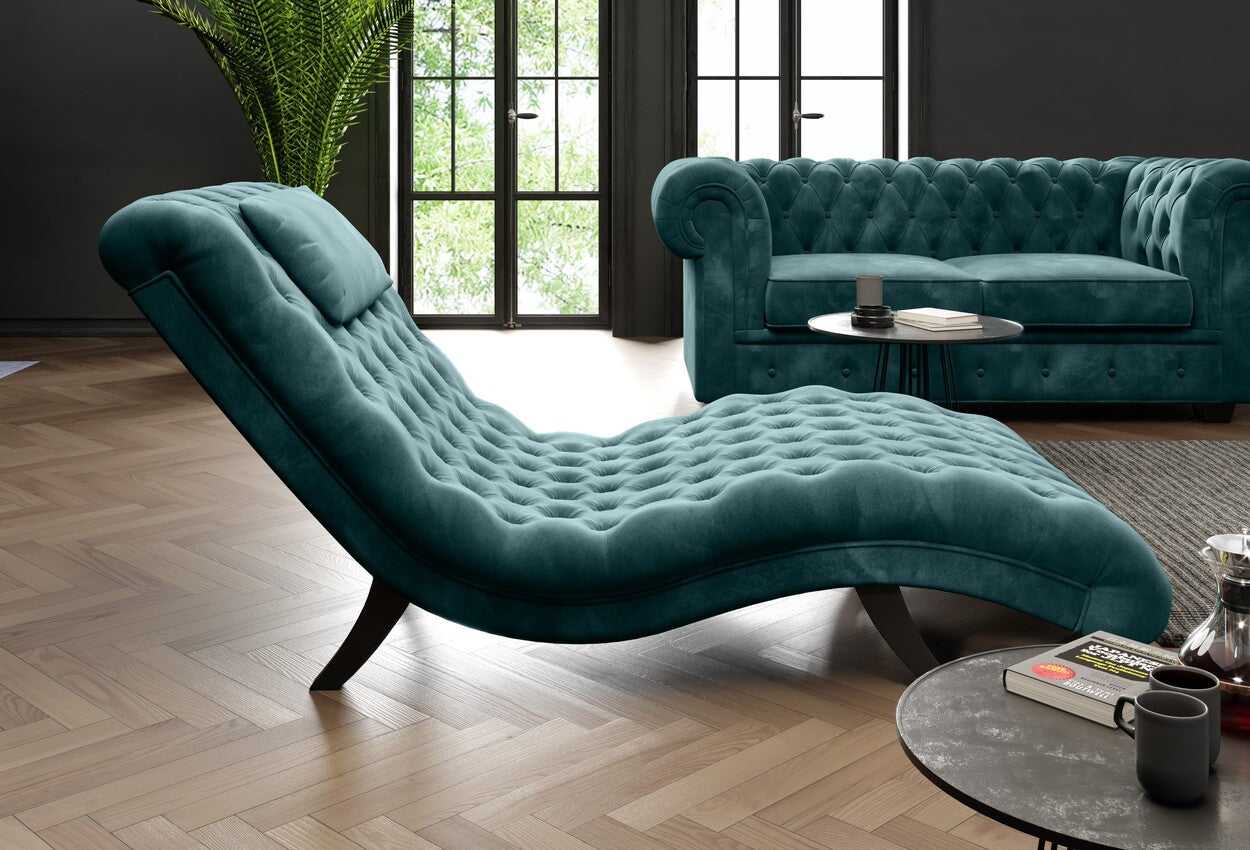 Zdjęcie przedstawiające przykładową aranżację klasycznego salonu. Elegancki szezlong, leżanka do salonu Lord oraz dwuosobowa sofa do salonu z pikowaniem chesterfield.