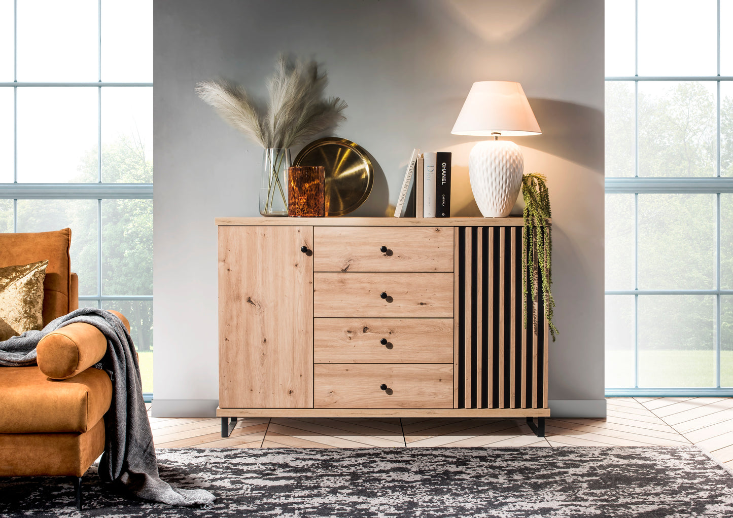 Przykładowa aranżacja z wykorzystaniem komody 4 szuflady 2 fronty nogi metalowe. Subtelne uchwyty delikatnie zdobią mebel. Komoda idealnie prezentuje się w nowoczesnym wnętrzu.