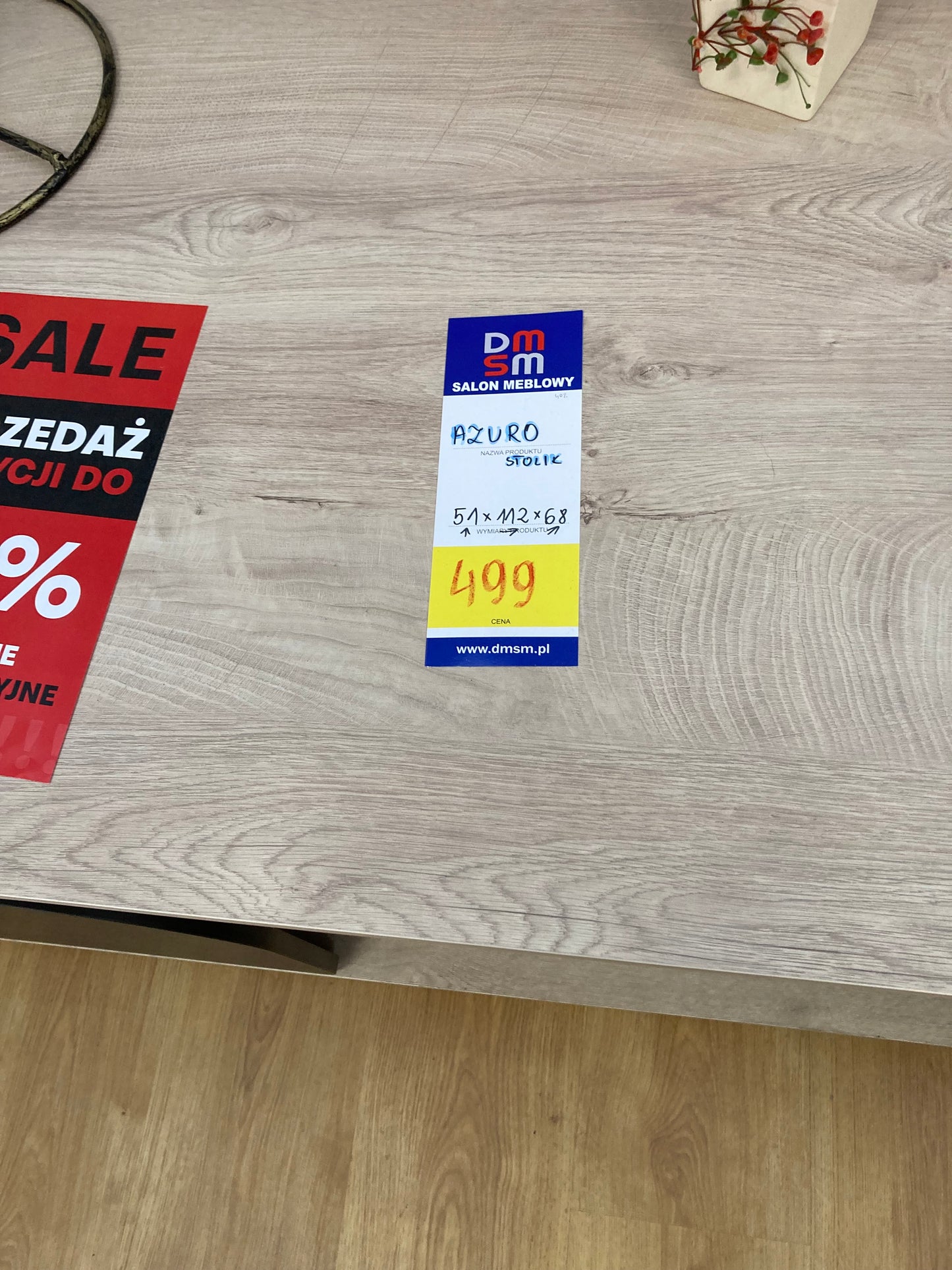 Cena na stolik RTV AZURO przed wyprzedażą, wymiary mebla oraz zbliżenie na blat.