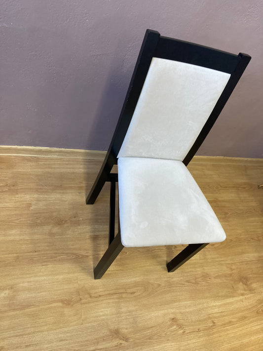 Wyprzedażowe krzesło KT-S2 ciemne drewno + jasna tkanina prezentuje się niezwykle elegancko.