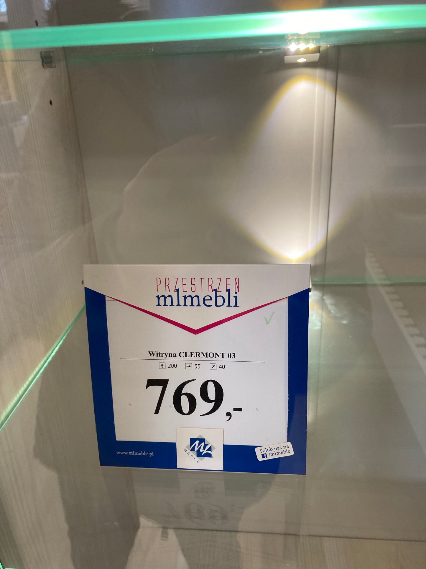 Zbliżenie na cenę przed wyprzedażą, wymiary, szklane półki oraz wnętrze witryny CLERMONT jasnej szkło oświetlenie LED.