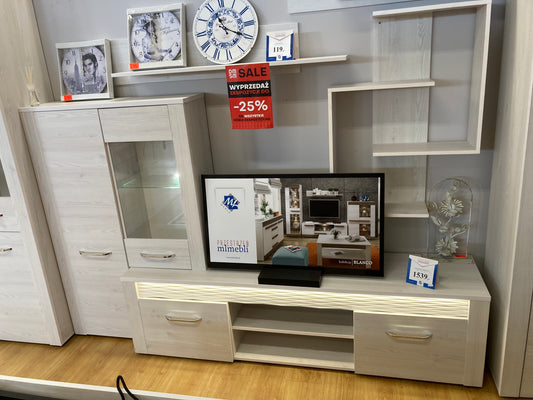 Funkcjonalna i elegancka meblościanka CLERMONT to zestaw z licznymi półkami, przeszkloną i podświetloną witryną oraz oświetloną LED wstawką.