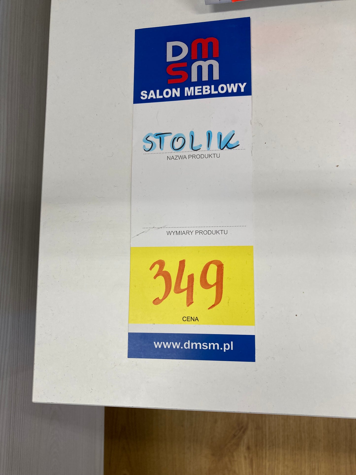 Cena przed wyprzedażą na stolik nocny biały.