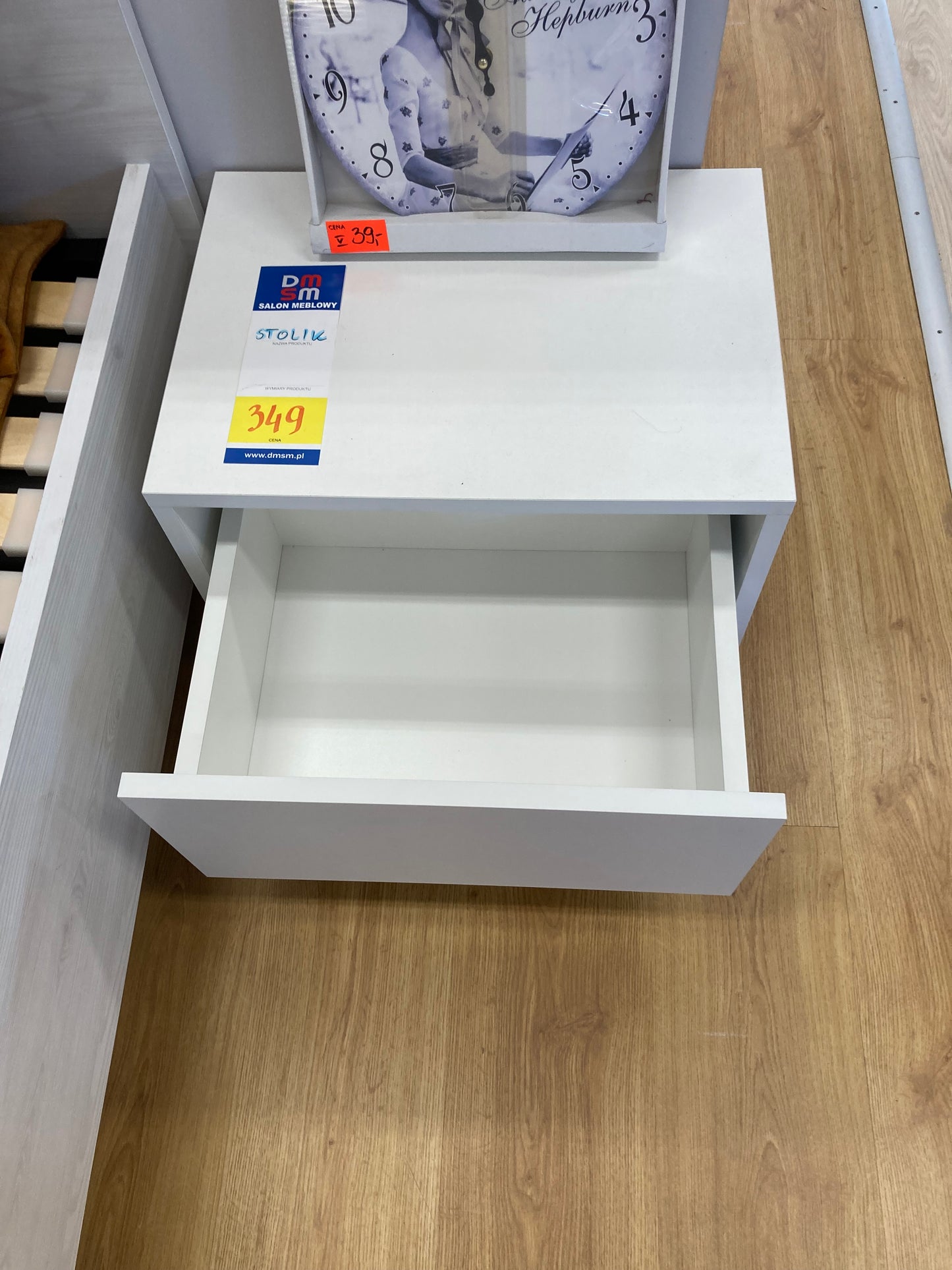 Szuflada w białym stoliku nocnym jest pojemna i funkcjonalna.