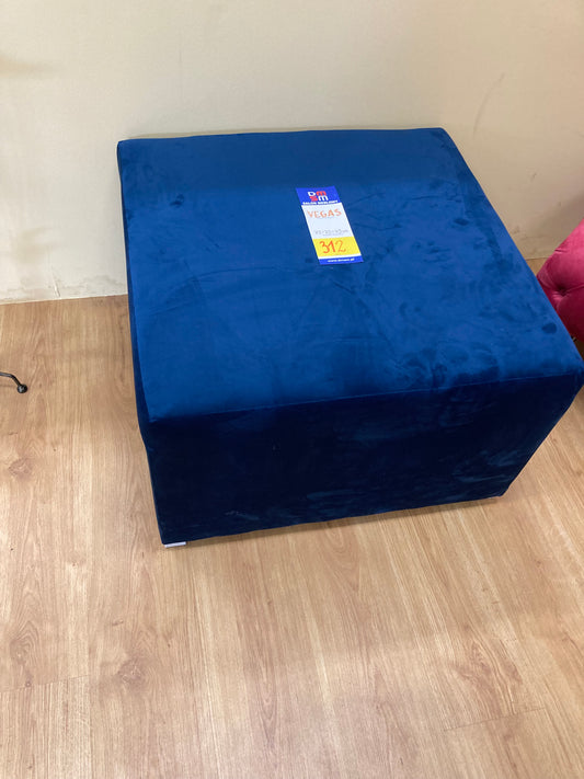 Niebieska granatowa duża pufa VEGAS to efektowny oraz wygodny mebel.