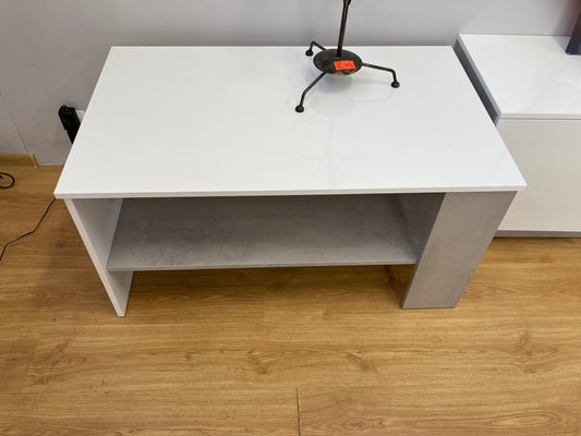 Stolik LUMENS biały blat w lekkim połysku oraz akcentami w jasnym betonie prezentuje się niezwykle efektownie.