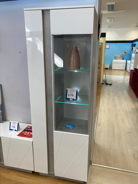 Witryna LUMENS bezuchwytowe fronty wstawka beton oświetlenie LED prezentuje się niesamowicie nowocześnie.