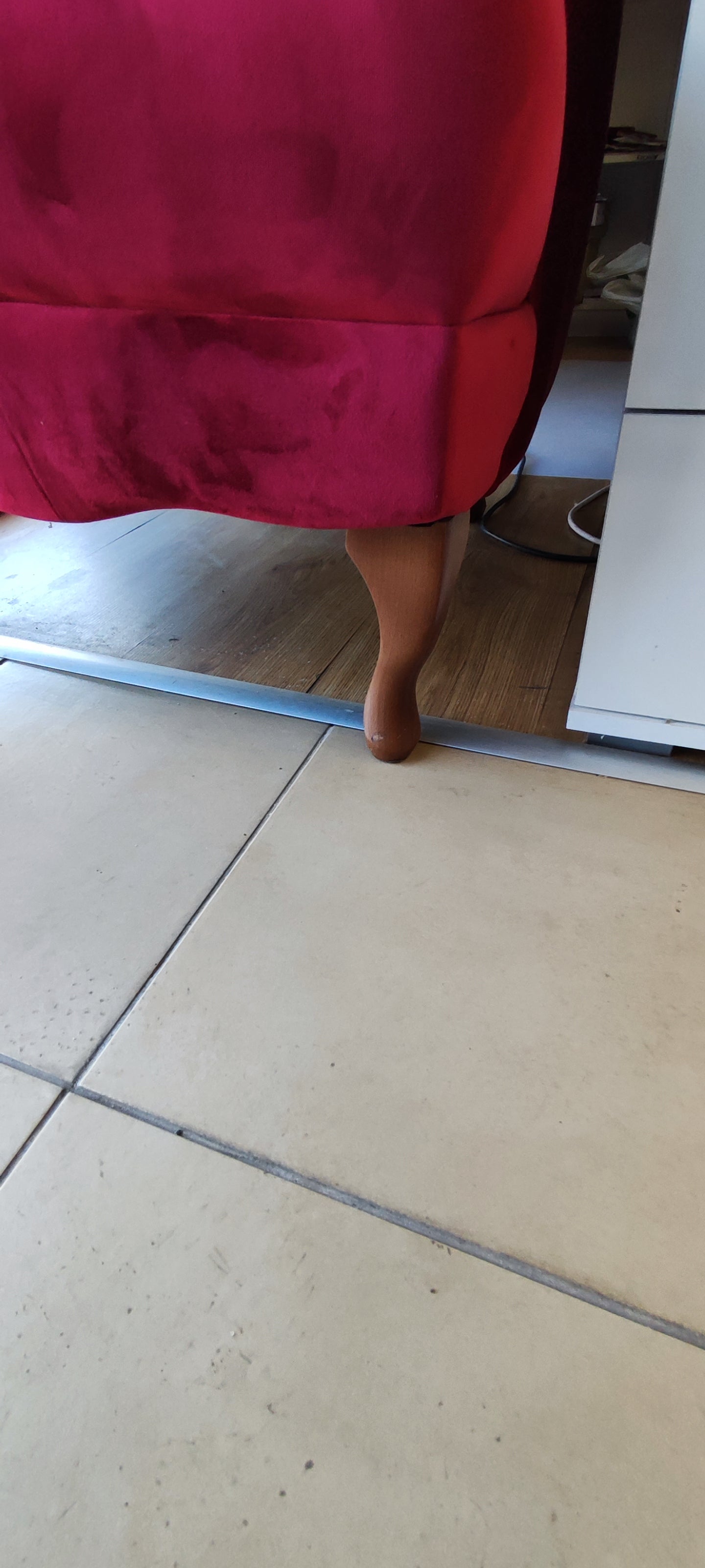 Zbliżenie na masywne, stabilne nóżki mebla w stylu ludwikowskim i brązowym kolorze drewna.
