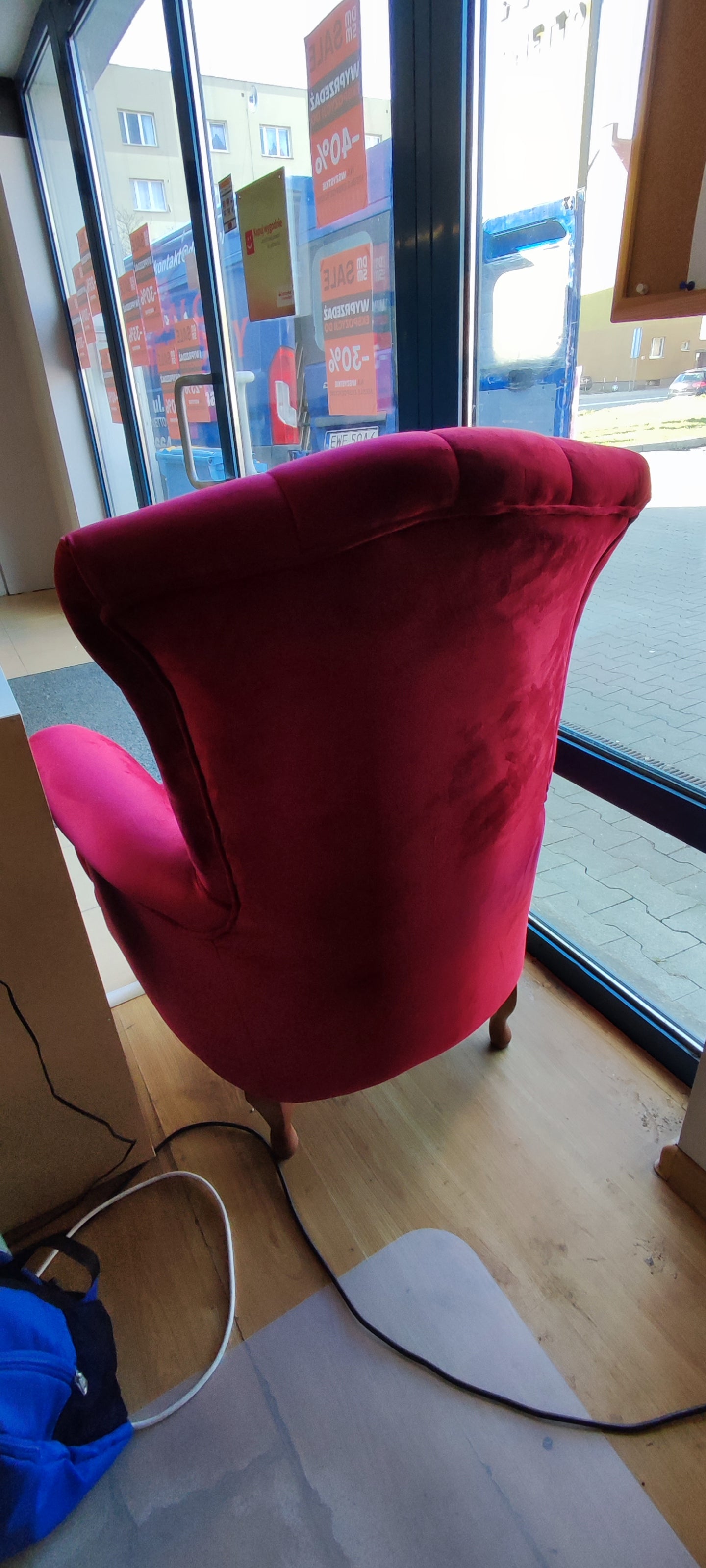 Tył ukazujący ozdobne, eleganckie wykończenie mebla. Wysokie oparcie wpływa na komfort mebla.