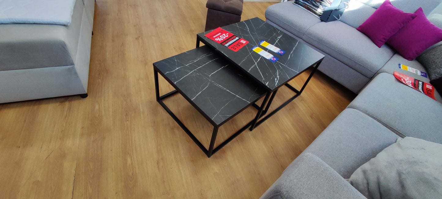 Ujęcie z góry na stoliki LOFT marmur ciemny metalowe nogi ekspozycja.