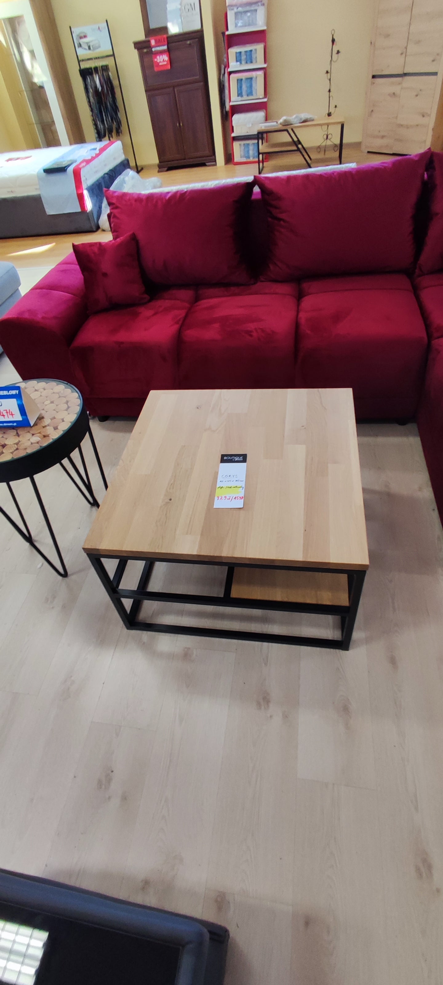 Ujęcie z oddali na ławę CORYS loft blat z naturalnego dębu.