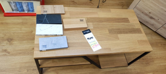 Stolik kawowy ława do salonu MOMO dąb naturalny z czarnymi metalowymi akcentami.