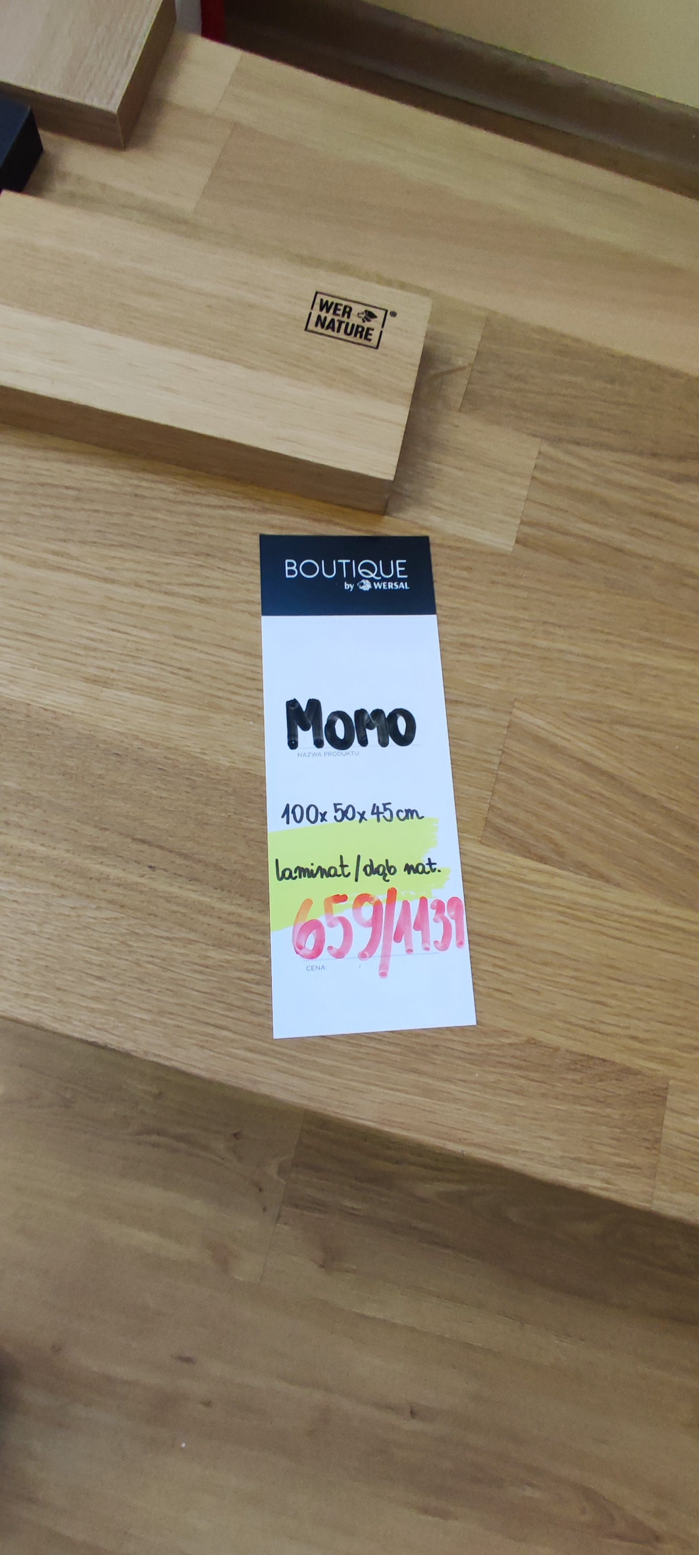 Cena przed wyprzedażą, wyprzedażowa, wymiary mebla oraz zbliżenie na blat stolika kawowego ławy do salonu MOMO dąb naturalny.