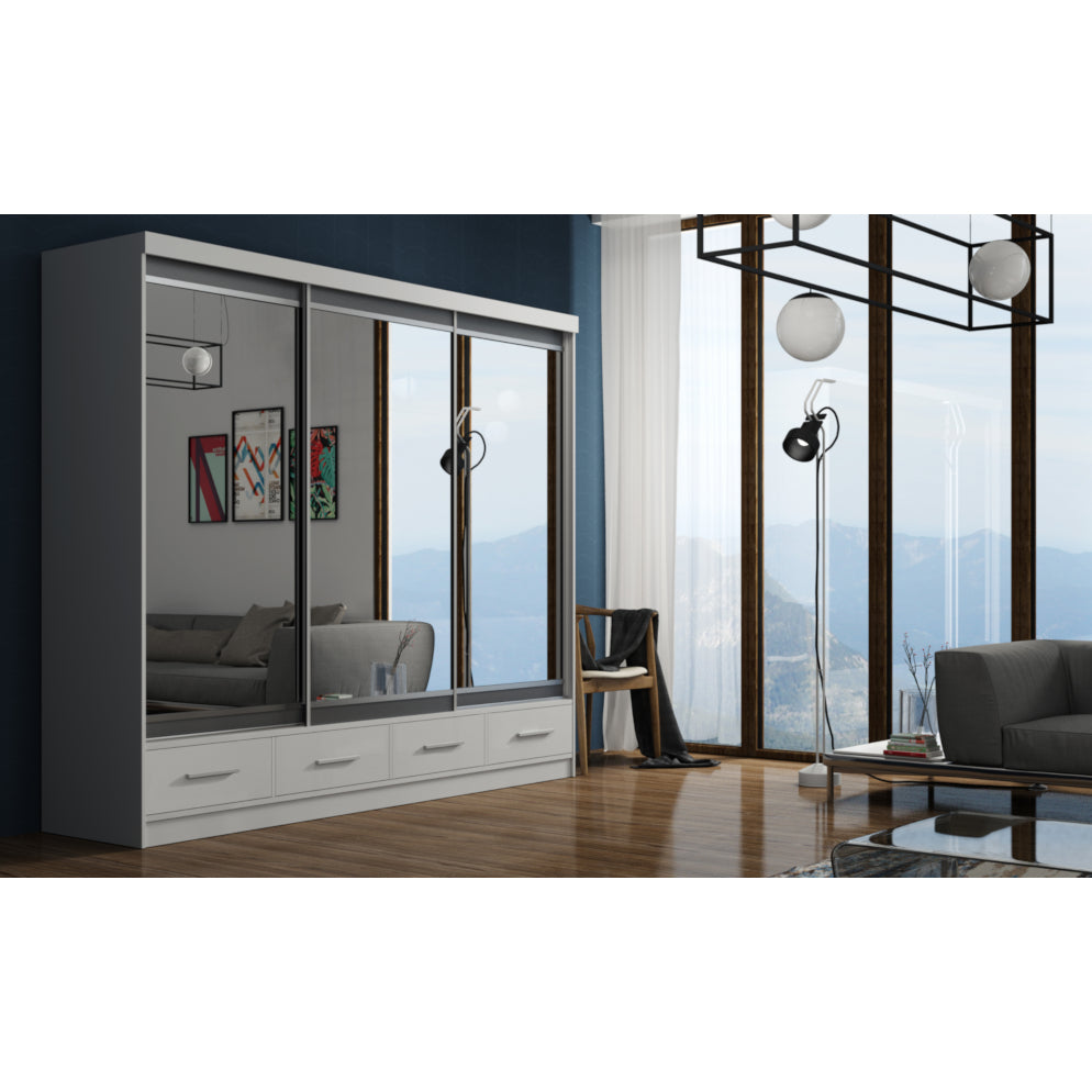 Przykładowa aranżacja dużej szafy przesuwnej z lustrem Margo 250 cm. dostępnej na dmsm.pl. Biała szafa z 3 przesuwnymi drzwiami idealnie wypełnia pomieszczenie.