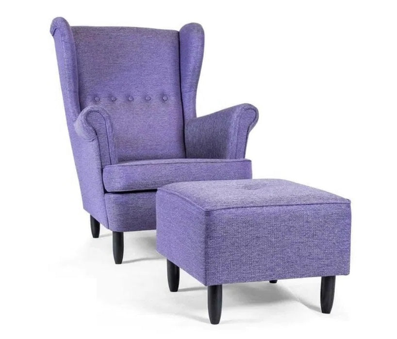 Fioletowy fotel uszak do salonu z czarnymi nóżkami z wygodnym podnóżkiem w stylu skandynawskim