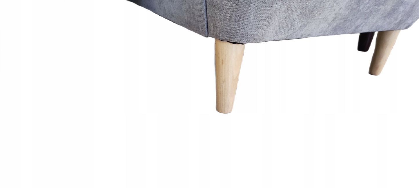 Detale drewnianych nóżek w fotelu uszak w stylu skandynawskim 