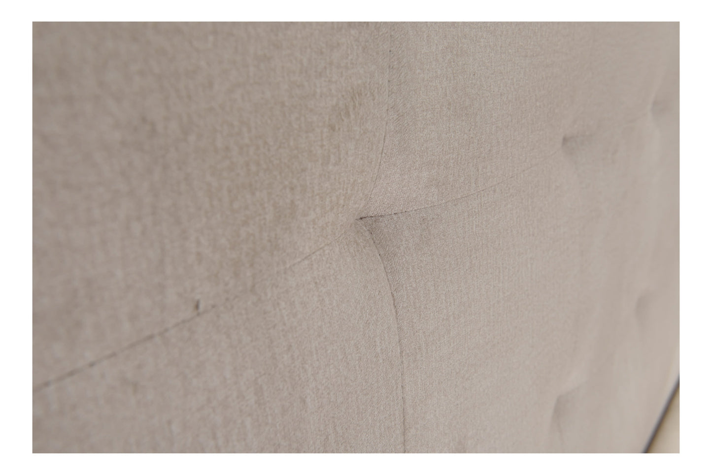 Poglądowe zdjęcie przedstawiające detale pikowania nowoczesnego łóżka kontynentalnego Dream do sypialni. Nowoczesne łóżko dream 140x200 cm dostępne na dmsm.pl