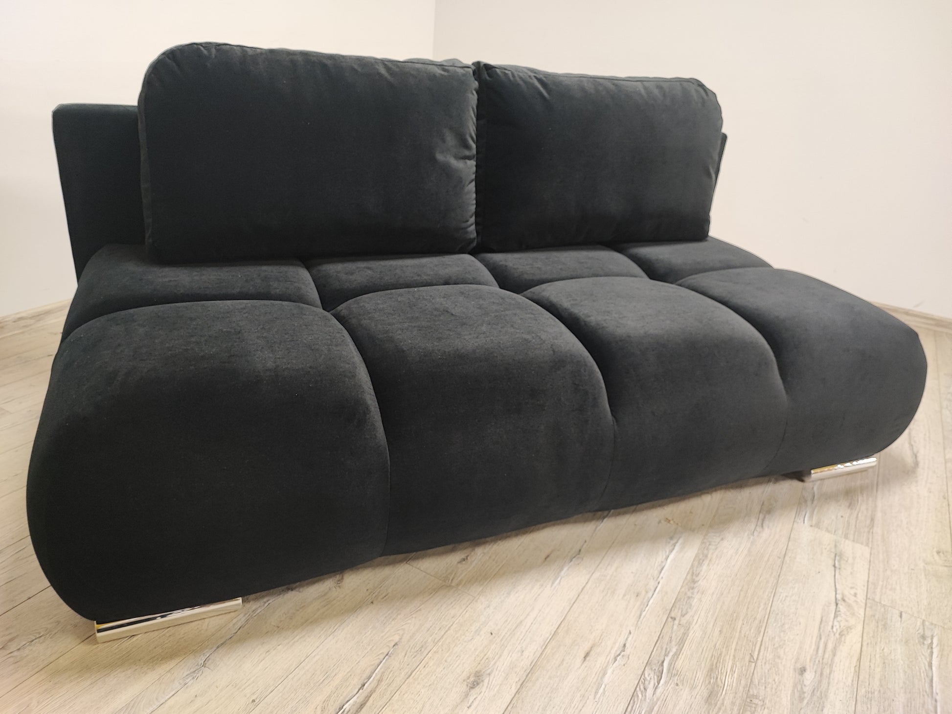 mała sofa do salonu z funkcja spania 2 poduszki oparciowe, eleganckie przeszycia. 