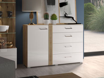Zdjęcie przedstawiające nowoczesną białą komodę do salonu lub sypialni z czterema szufladami. Komoda w aranżacji z witryną z podświetleniem LED.