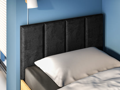 Zdjęcie przedstawiające detale nowoczesnego łóżka jednoosobowego w stylu LOFT. Na zdjęciu widoczny zagłówek z welurową tkaniną. 