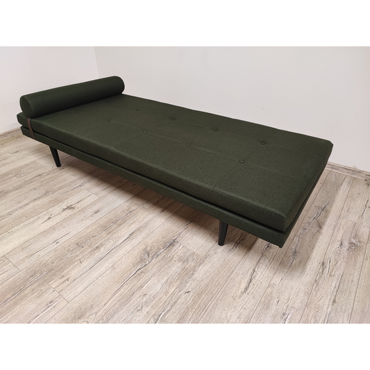 Zdjęcie przedstawiające łóżko dzienne Daybed z czarnymi wysokimi nózkami
