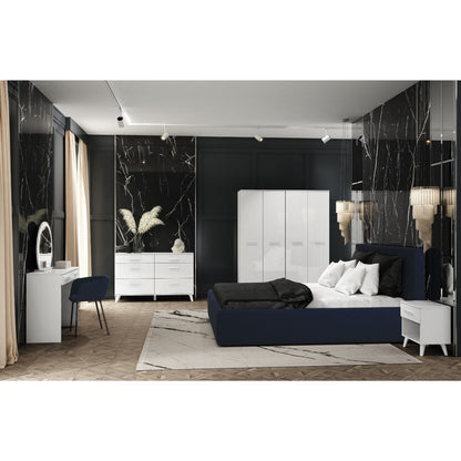 Zdjęcie przedstawiające przykładową aranżację nowoczesnej sypialni z meblami z kolekcji Seko. Na zdjęciu widoczna szafka nocna oraz szafa na ubrania, szeroka komoda z szufladami oraz białe biurko