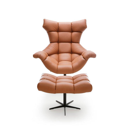 Zdjęcie przedstawiające fotel Sensi z podnóżkiem na białym tle. Skórzane meble Wersal dostępne na dmsm.pl w niskiej cenie taniej niż Agata Meble, Jysk, Ikea, Kler
