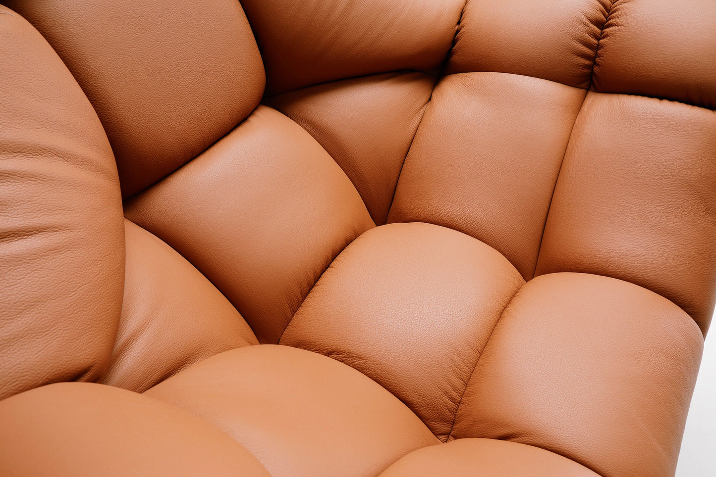 Zdjęcie przedstawiające detale wykonania siedziska w fotelu Sensi wykonanym ze skóry naturalnej
