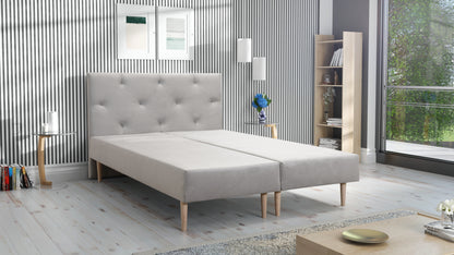 Zdjęcie przedstawiające tanie łóżko tapicerowane z materacem Freya z zagłowiem oraz sprężynami bonell. Nowoczesne łóżko skandynawskie dostępne w niskiej cenie na dmsm.pl