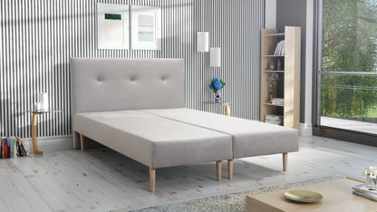 Zdjęcie przedstawiające tanie szare łóżko tapicerowane z materacem oraz sprężynami bonell 140x200. Tanie łóżko tapicerowane Freya dostępne na dmsm.pl