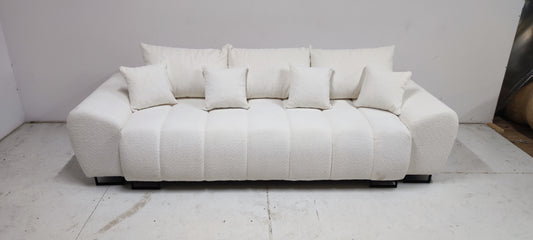 Narożniki, sofy czy kanapy wykonane na sprężynie falistej cechują się większą odpornością niż te na sprężynie bonell. Sprężyna falista w przeciwieństwie do sprężyny bonell nie może zostać zamontowana na płycie meblowej. Dlatego pierwszą warstwę stanowi stelaż w postaci ramy drewnianej. Sprężyny faliste są przytwierdzone do ramy za pomocą klipsów.