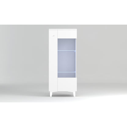 Biała wysoka witryna stojąca z oświetleniem LED będąca elementem meblościanki OSCAR.
