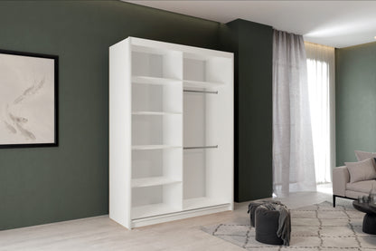 Zdjęcie przedstawiające wnętrze szafy przesuwnej Artist z dwoma drążkami oraz półkami na ubrania. Nowoczesna zielona szafa przesuwna Artist dostępna na dmsm.pl