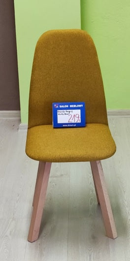 Krzesło HUGO wyprzedażowe w kolorze miodowym z jasnymi drewnianymi nogami.