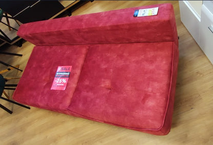 Ujęcie z góry na kanapę rozkładaną VELA bez poduch i boczków ukazuje głębokie siedzisko, które może stanowić powierzchnię spania dla jednej osoby bez rozkładania mebla.