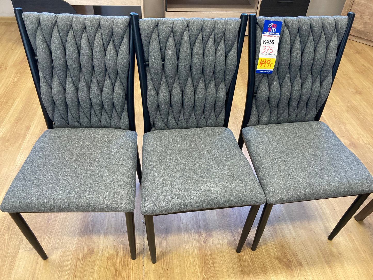 Zbliżenie na tkaninę, z której są wykonane krzesła wyprzedażowe K435. Ozdobne przeszycia oparć to niesamowity efekt wizualny.