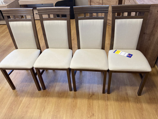 Krzesła wyprzedażowe KT-21 w jasnej tkaninie na drewnianym brązowym stelażu to eleganckie meble do salonu, pokoju i innych tego typu pomieszczeń.