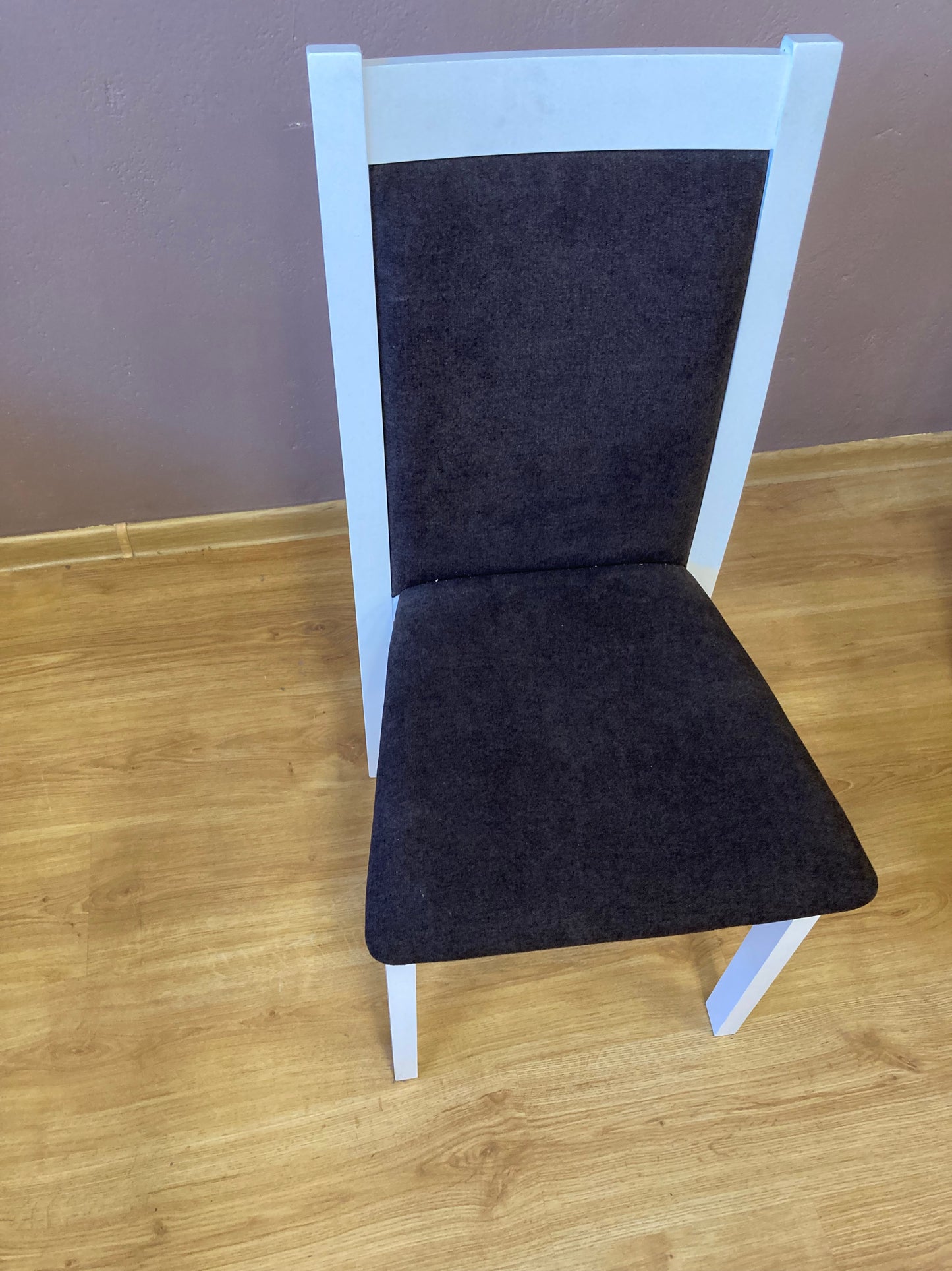 Krzesło wyprzedażowe KT-S2 białe drewno ciemna tkanina wygląda niezwykle elegancko.