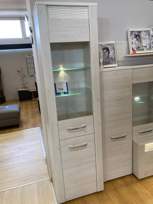 Witryna CLERMONT jasna szkło oświetlenie LED to mebel idealny do salonu, pokoju dziennego, gabinetu i innych tego typu pomieszczeń