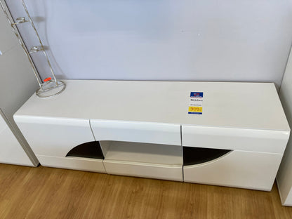 Szafka stolik RTV BRYZA biały mat + połysk czarne wstawki to elegancki mebel z wnęką na sprzęt, 2 szufladami oraz 2 szafkami z wnękami na uchwyty w kolorze czarnym.