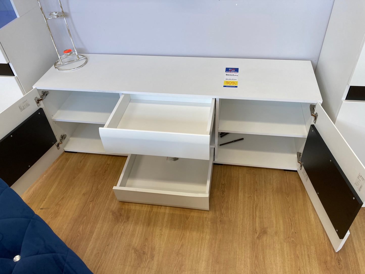 Wnętrze szafki stolika RTV BRYZA składa się z 2 szuflad oraz 2 szafek z półkami wewnątrz.