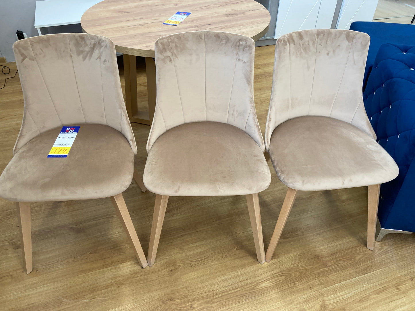 3 sztuki krzeseł wyprzedażowych KT-61 w jasnej welurowej tkaninie, na drewnianych solidnych nogach wyglądają niezwykle elegancko.