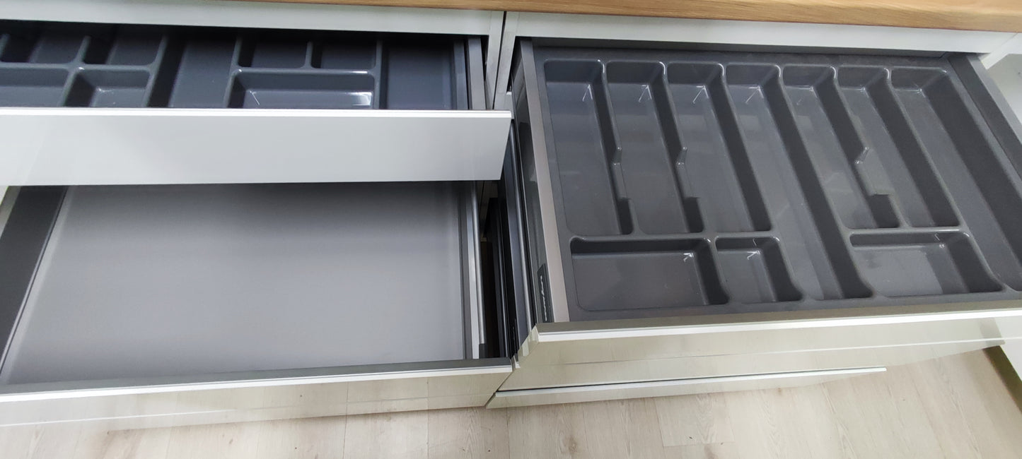 Dwie górne szuflady posiadają funkcjonalne wkłady do segregowania.