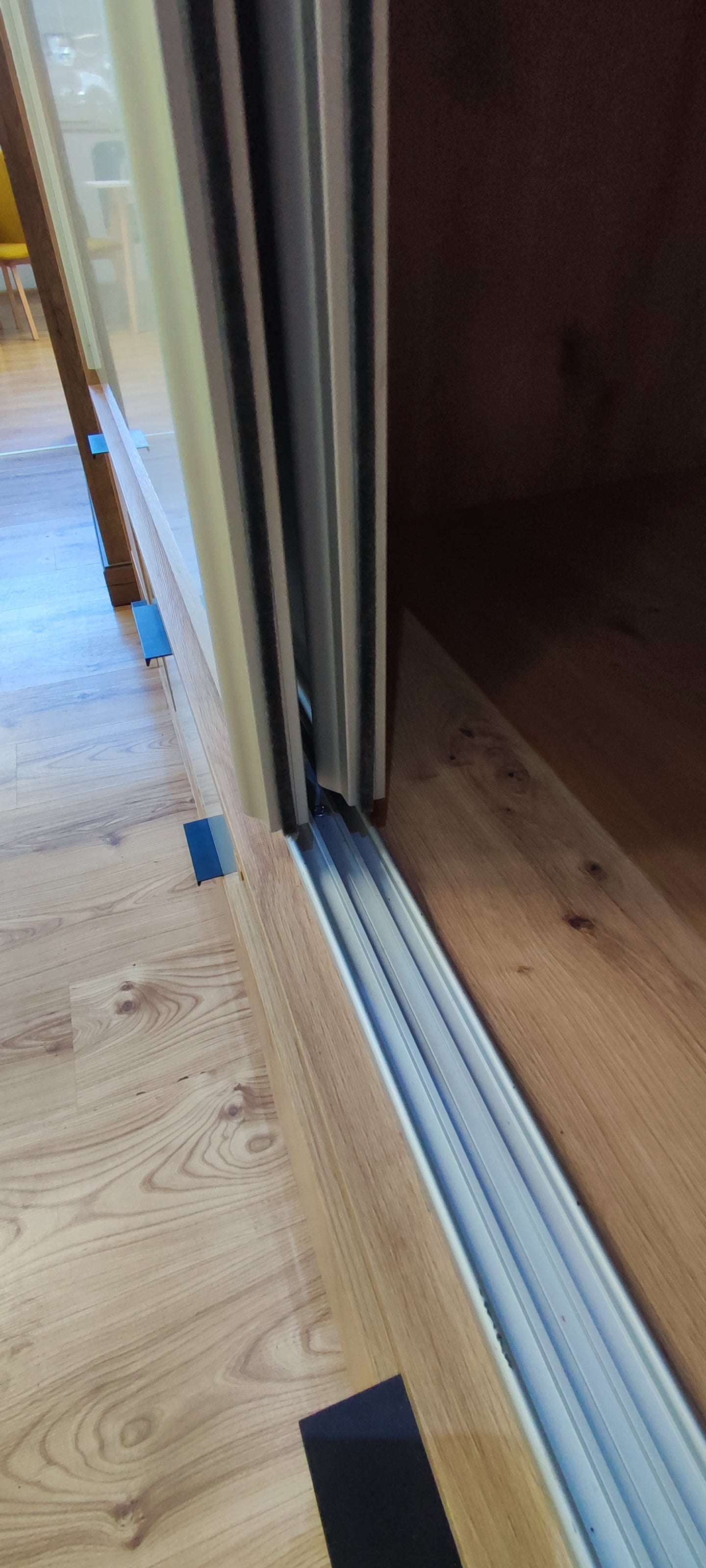 Aluminiowe prowadnice sprawiają, że drzwi przesuwają się płynnie i bezproblemowo.