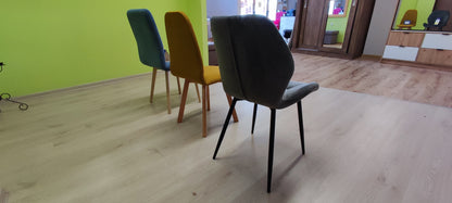 Ujęcie z tyłu na krzesło HUGO wyprzedażowe miodowe nogi drewniane oraz inne pojedyncze modele krzeseł.