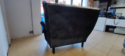 Tył sofy dwuosobowej szarej pikowanej USZAK jest estetycznie wykończony.